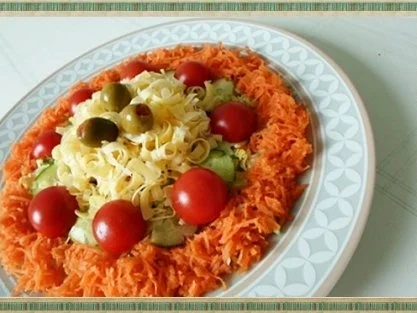 Frühlings-Eisbergsalat mit Möhren, Tomaten, Käse und noch viel mehr, nach Art des Hauses - Rezept - Bild Nr. 3