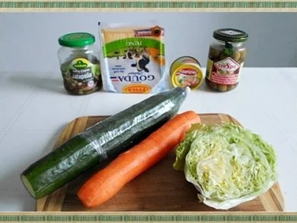 Frühlings-Eisbergsalat mit Möhren, Tomaten, Käse und noch viel mehr, nach Art des Hauses - Rezept - Bild Nr. 4