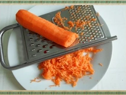 Frühlings-Eisbergsalat mit Möhren, Tomaten, Käse und noch viel mehr, nach Art des Hauses - Rezept - Bild Nr. 7