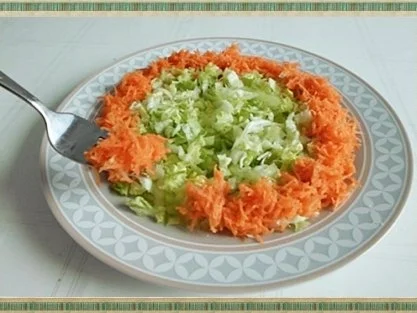 Frühlings-Eisbergsalat mit Möhren, Tomaten, Käse und noch viel mehr, nach Art des Hauses - Rezept - Bild Nr. 12