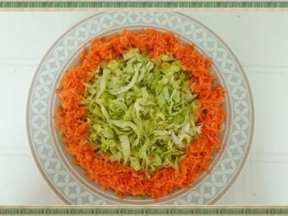 Frühlings-Eisbergsalat mit Möhren, Tomaten, Käse und noch viel mehr, nach Art des Hauses - Rezept - Bild Nr. 13