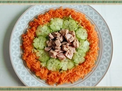 Frühlings-Eisbergsalat mit Möhren, Tomaten, Käse und noch viel mehr, nach Art des Hauses - Rezept - Bild Nr. 16