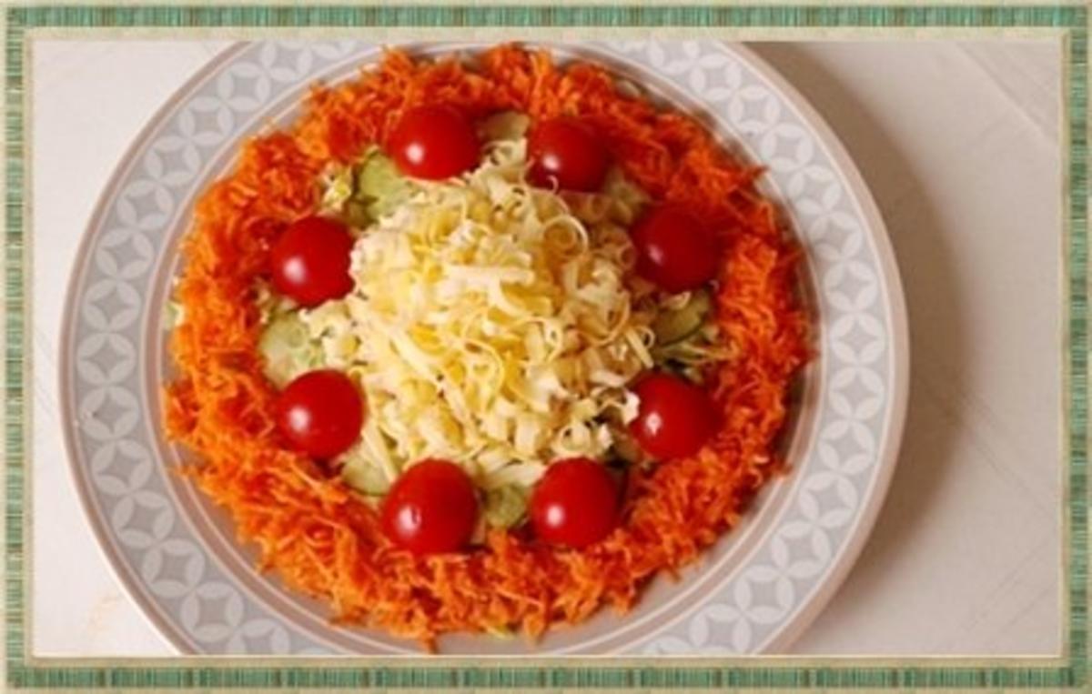 Frühlings-Eisbergsalat mit Möhren, Tomaten, Käse und noch viel mehr, nach Art des Hauses - Rezept - Bild Nr. 18