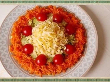 Frühlings-Eisbergsalat mit Möhren, Tomaten, Käse und noch viel mehr, nach Art des Hauses - Rezept - Bild Nr. 18