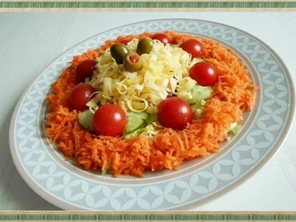 Frühlings-Eisbergsalat mit Möhren, Tomaten, Käse und noch viel mehr, nach Art des Hauses - Rezept - Bild Nr. 19