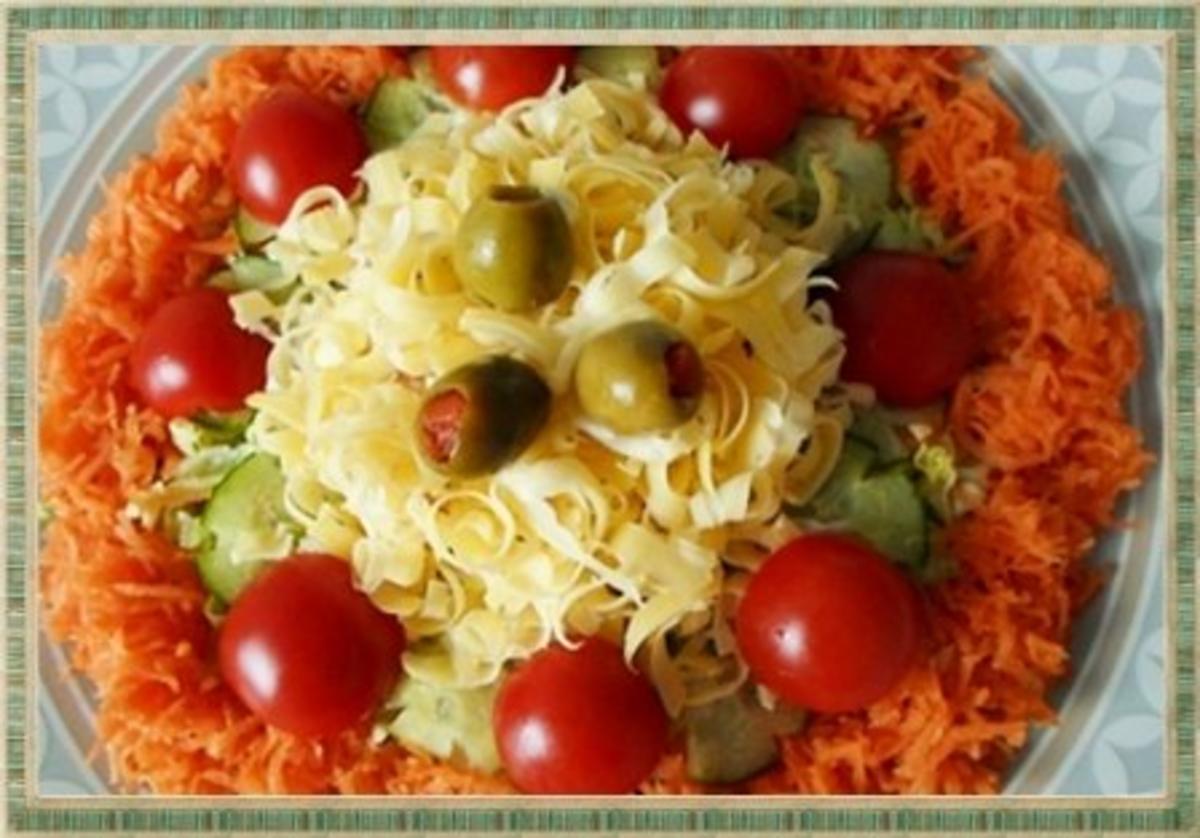 Frühlings-Eisbergsalat mit Möhren, Tomaten, Käse und noch viel mehr, nach Art des Hauses - Rezept - Bild Nr. 20