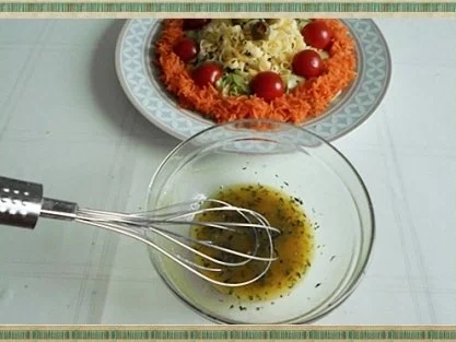 Frühlings-Eisbergsalat mit Möhren, Tomaten, Käse und noch viel mehr, nach Art des Hauses - Rezept - Bild Nr. 21