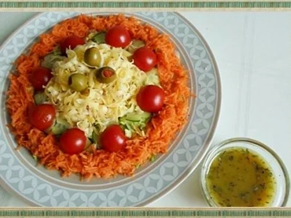 Frühlings-Eisbergsalat mit Möhren, Tomaten, Käse und noch viel mehr, nach Art des Hauses - Rezept - Bild Nr. 23