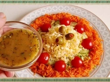 Frühlings-Eisbergsalat mit Möhren, Tomaten, Käse und noch viel mehr, nach Art des Hauses - Rezept - Bild Nr. 24