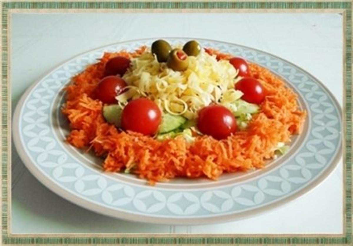 Frühlings-Eisbergsalat mit Möhren, Tomaten, Käse und noch viel mehr, nach Art des Hauses - Rezept - Bild Nr. 26