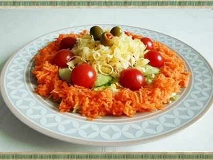 Frühlings-Eisbergsalat mit Möhren, Tomaten, Käse und noch viel mehr, nach Art des Hauses - Rezept - Bild Nr. 26