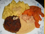 Buletten mit Rahmsauce, Currykartoffelstampf und Möhrengemüse - Rezept