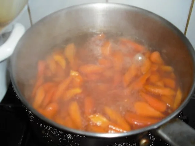 Buletten mit Rahmsauce, Currykartoffelstampf und Möhrengemüse - Rezept - Bild Nr. 4