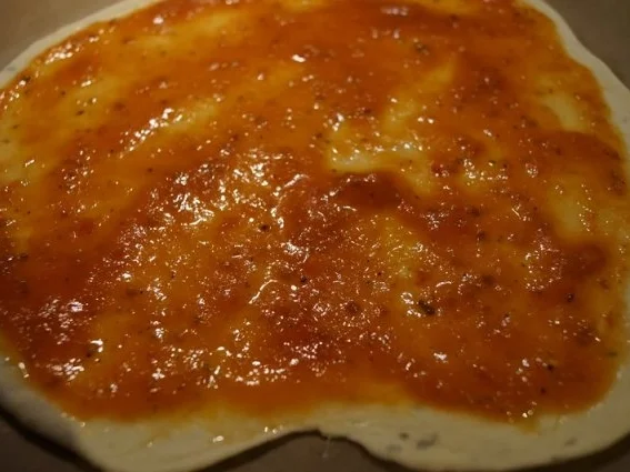 Scharfe Pizza mit Lilienblüten - Rezept - Bild Nr. 5