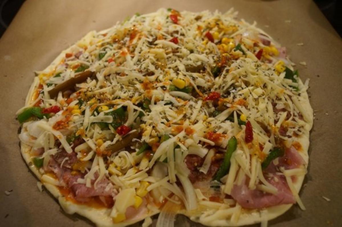Scharfe Pizza mit Lilienblüten - Rezept - Bild Nr. 8