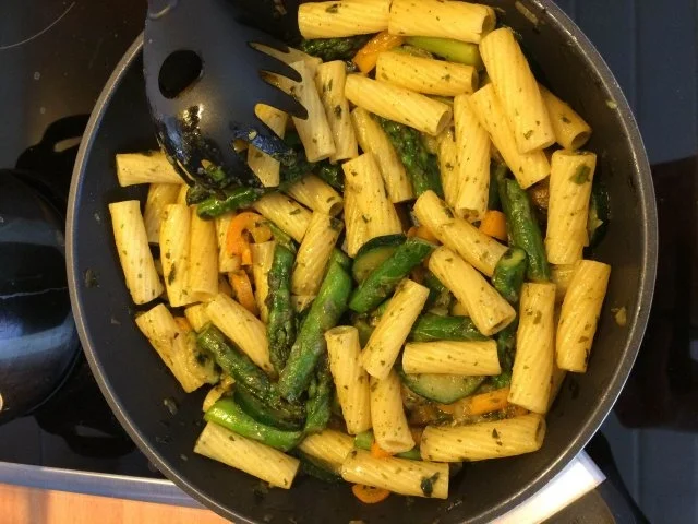 Nudelpfanne mit grünem Spargel - Rezept