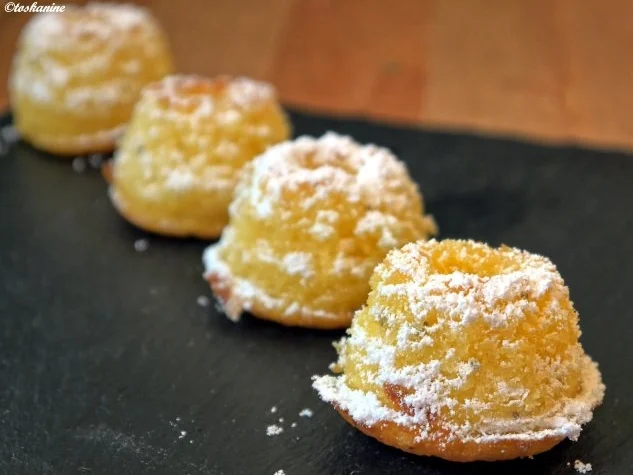 Rezept: Zitronen-Holunderblüten-Guglhüpfer Zitronen-Holunderblüten-Guglhüpfer - Rezept