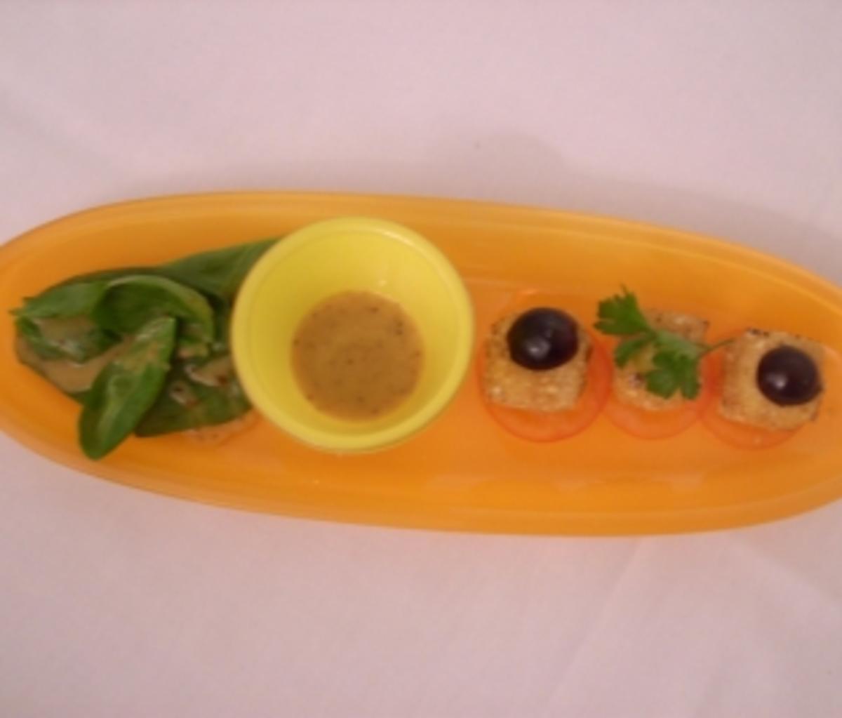 Feta in Mandelkruste auf Feldsalat mit Oliven an Honig-Senfdressing - Rezept
