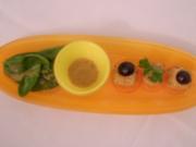 Feta in Mandelkruste auf Feldsalat mit Oliven an Honig-Senfdressing - Rezept