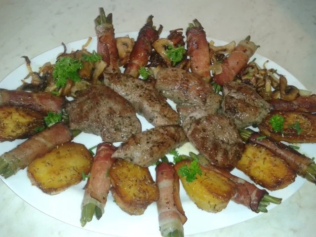 Lammsteak mit Champions,Zwiebeln in Knoblauchbutter gebraten - Rezept