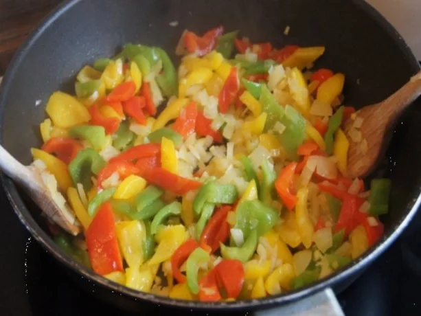 Rezept: Paprikagemüse mit Puten-Ministeaks und gelben Kartoffeln Bild Nr. 4 Paprikagemüse mit Puten-Ministeaks und gelben Kartoffeln - Rezept - Bild Nr. 4