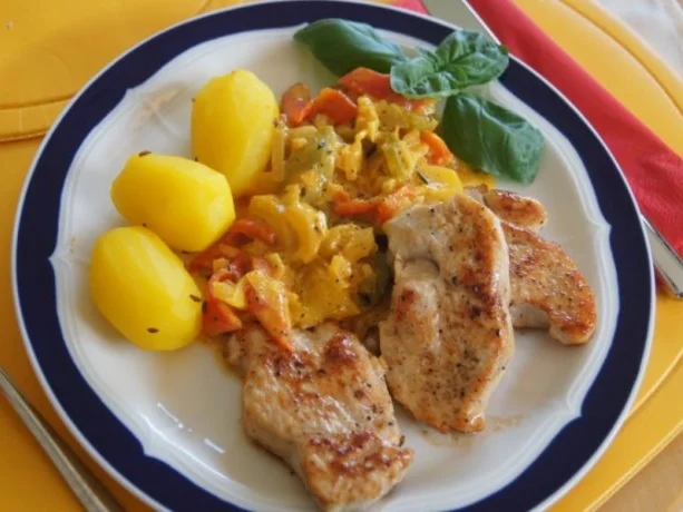 Rezept: Paprikagemüse mit Puten-Ministeaks und gelben Kartoffeln Bild Nr. 12 Paprikagemüse mit Puten-Ministeaks und gelben Kartoffeln - Rezept - Bild Nr. 12