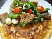 Spargel-Tomaten-Brotsalat mit Omelett - Rezept