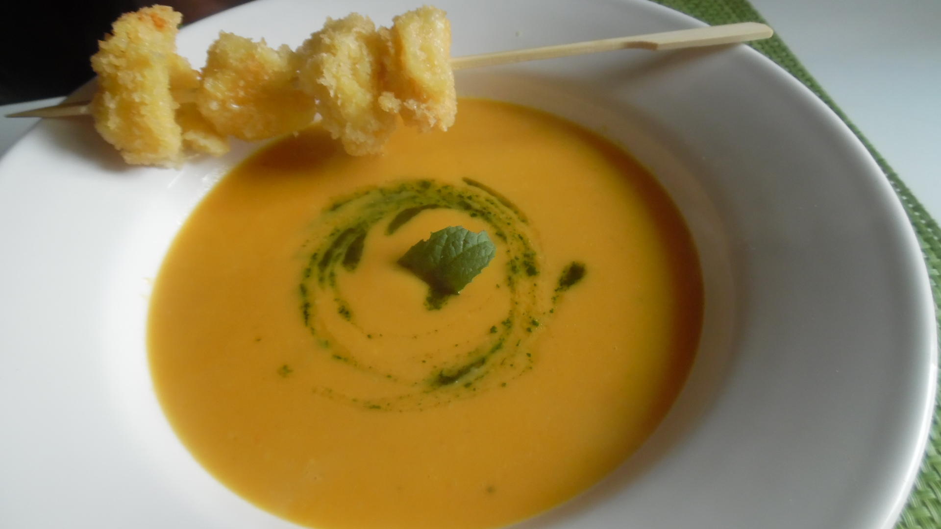Bilder für Kürbis-Orangen-Suppe mit Minzöl und Mozzarella-Spieß - Rezept