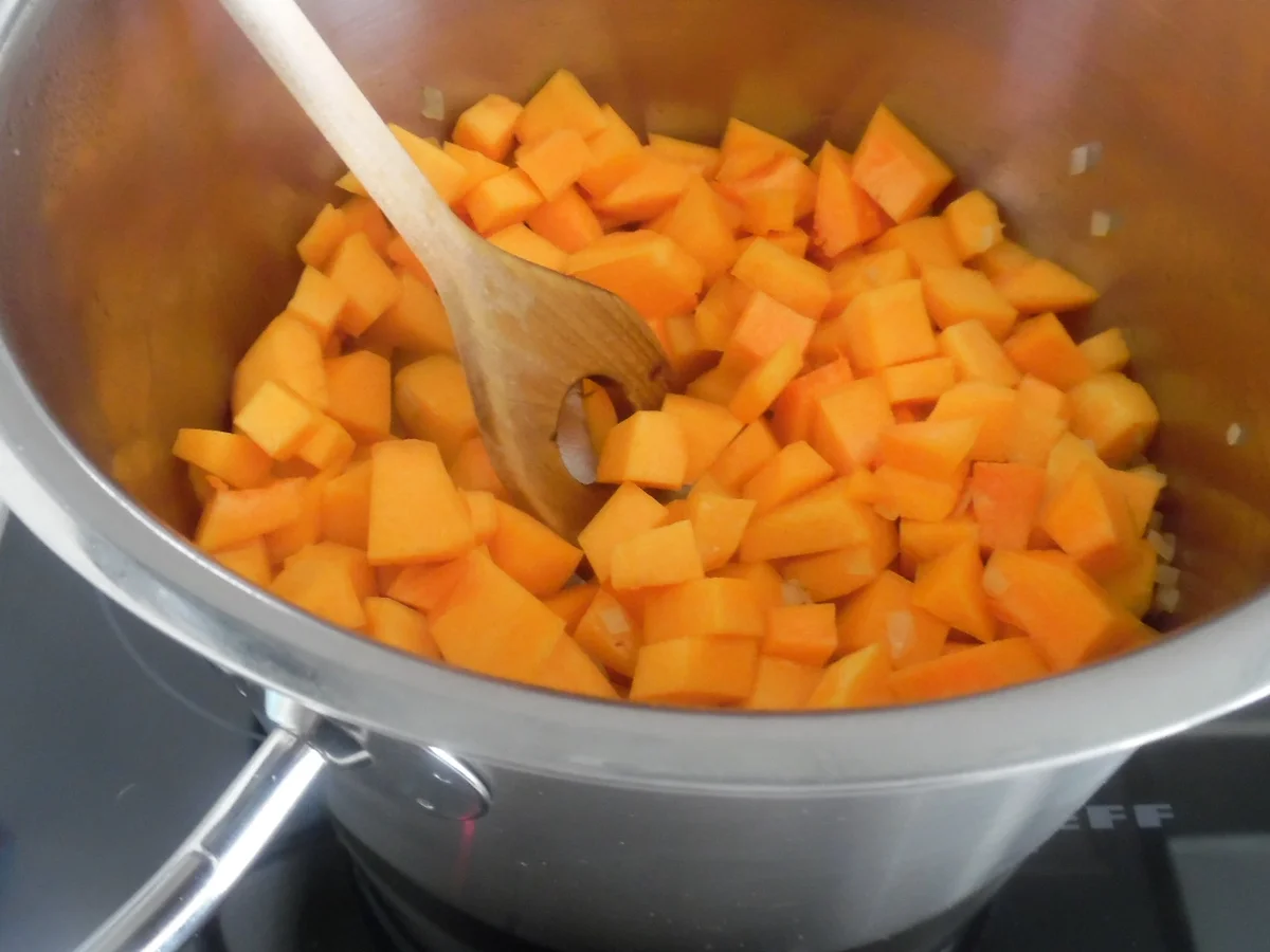 Kürbis-Orangen-Suppe mit Minzöl und Mozzarella-Spieß - Rezept - Bild Nr. 101