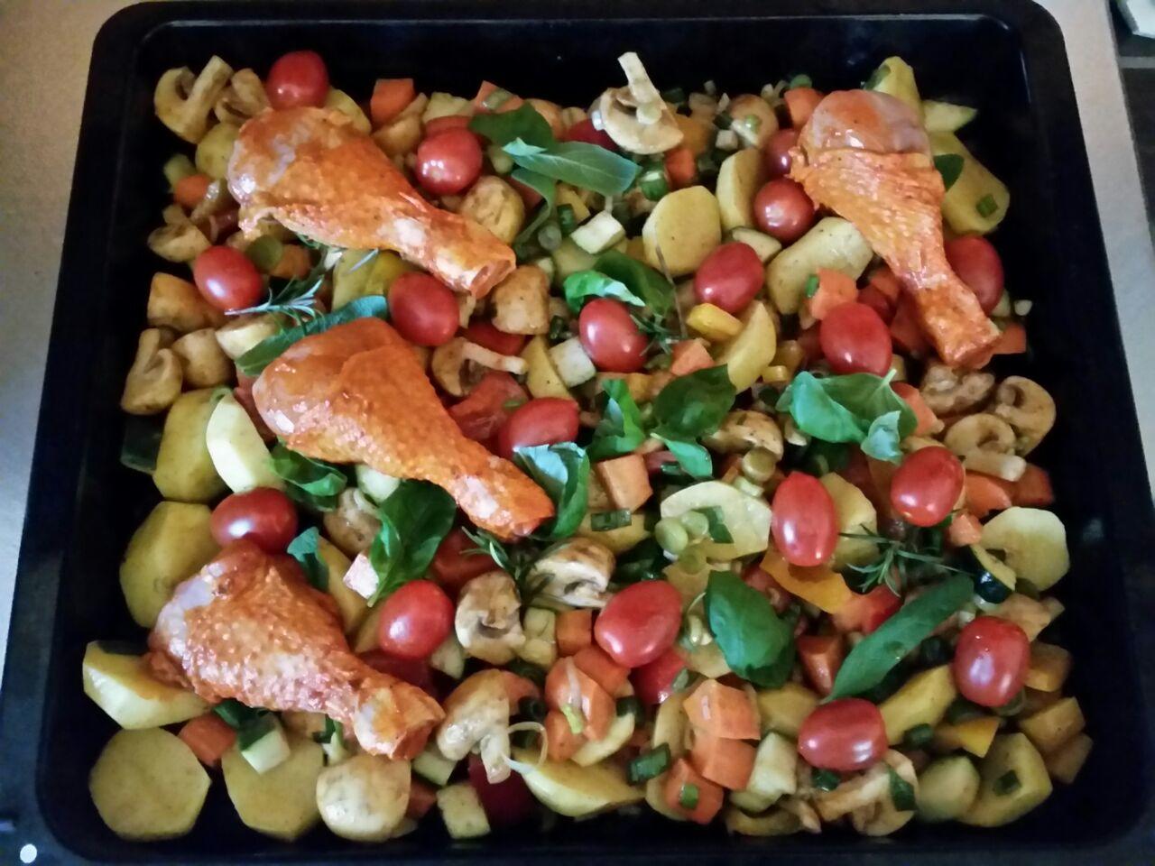 Hähnchenfleisch auf Ofengemüse mit Salbei und Basilikum - Rezept ...