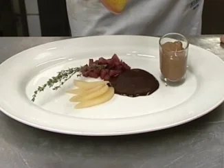 Überraschung aus der Birne an Schokoeis in Schoko- Nuss-Krokant-Mantel - Rezept