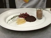 Überraschung aus der Birne an Schokoeis in Schoko- Nuss-Krokant-Mantel - Rezept