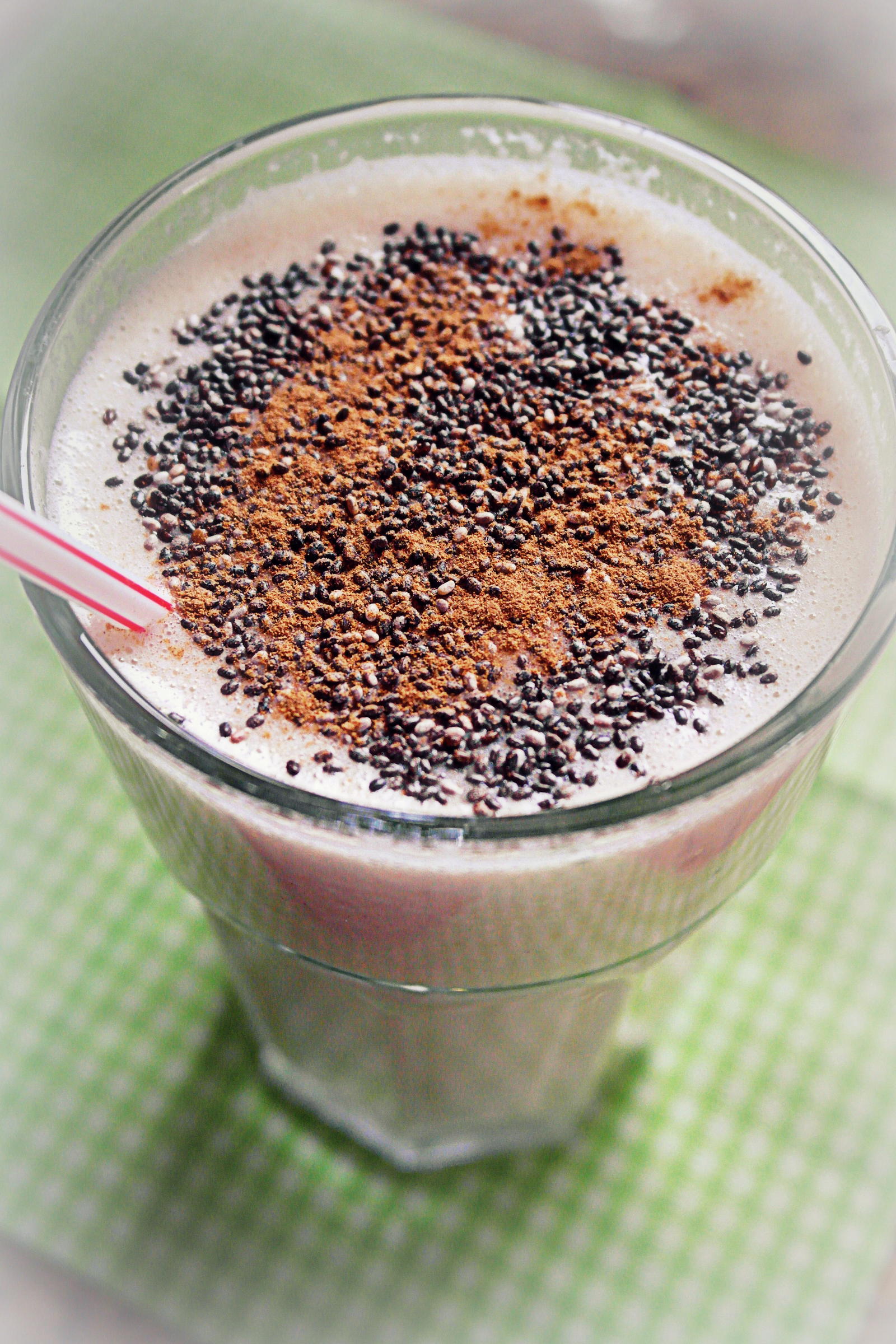 Bilder für Getränk: Gesunder Bananen-Milch-Shake mit Chia-Samen, Eiweißpulver und Leinöl - Rezept