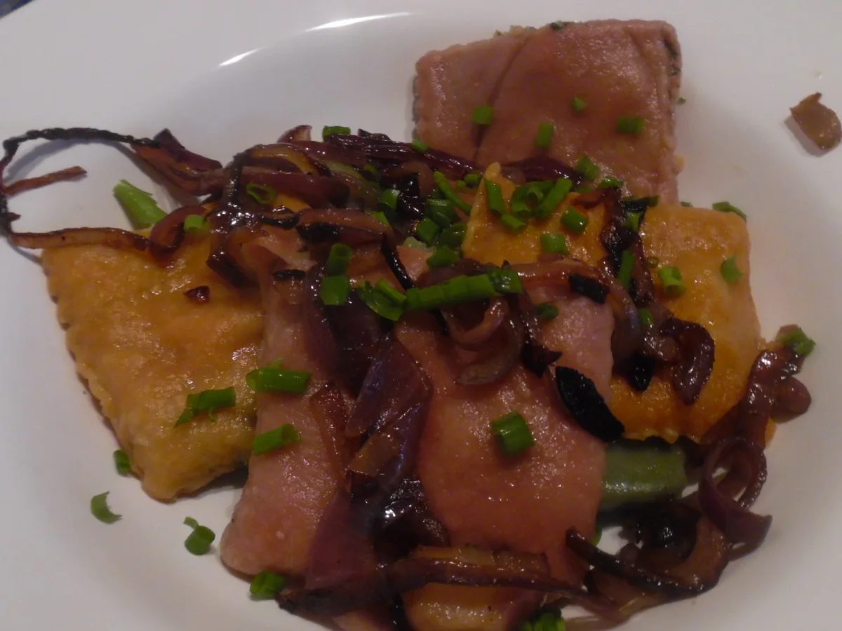 Rezept: Bunte Maultaschen mit roten, geschmelzten Zwiebeln Bild Nr. 75 Bunte Maultaschen mit roten, geschmelzten Zwiebeln - Rezept - Bild Nr. 75