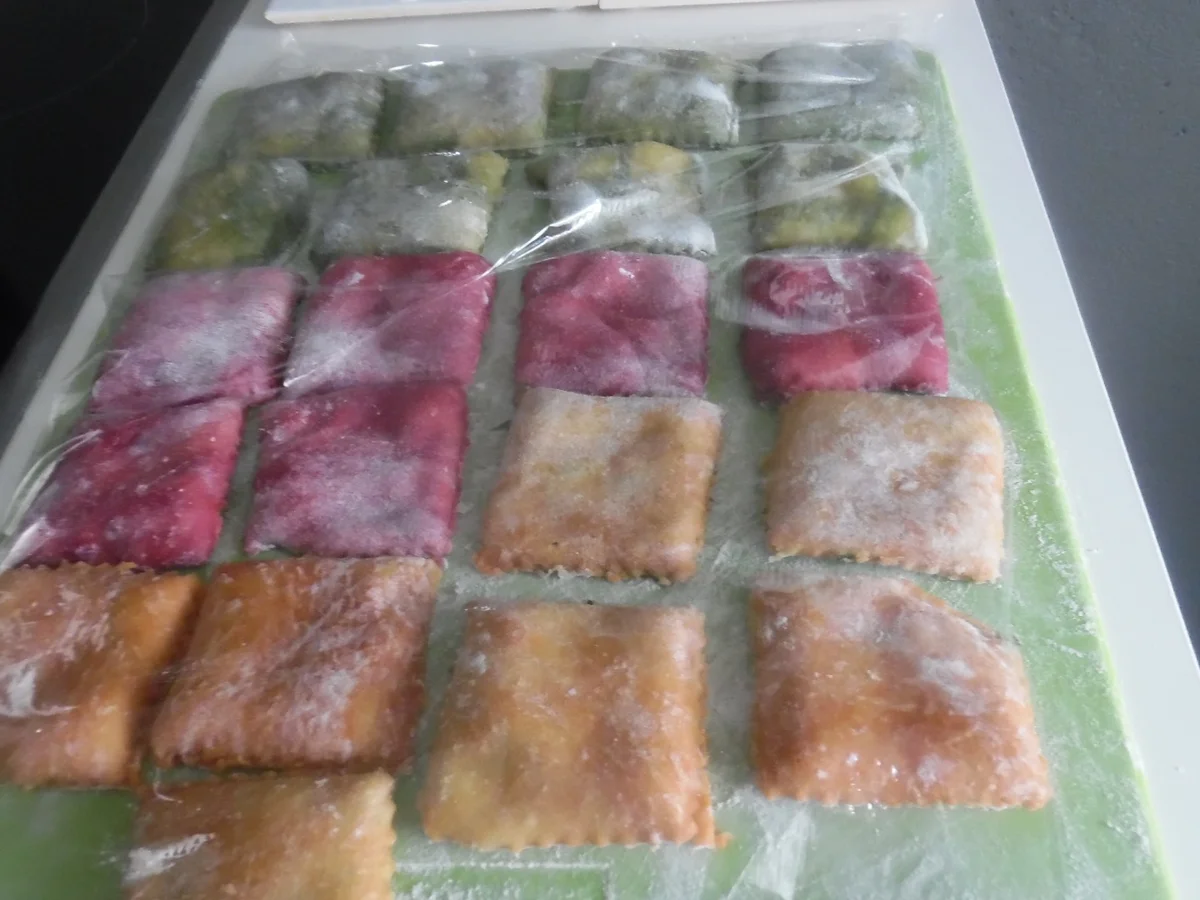 Rezept: Bunte Maultaschen mit roten, geschmelzten Zwiebeln Bild Nr. 77 Bunte Maultaschen mit roten, geschmelzten Zwiebeln - Rezept - Bild Nr. 77