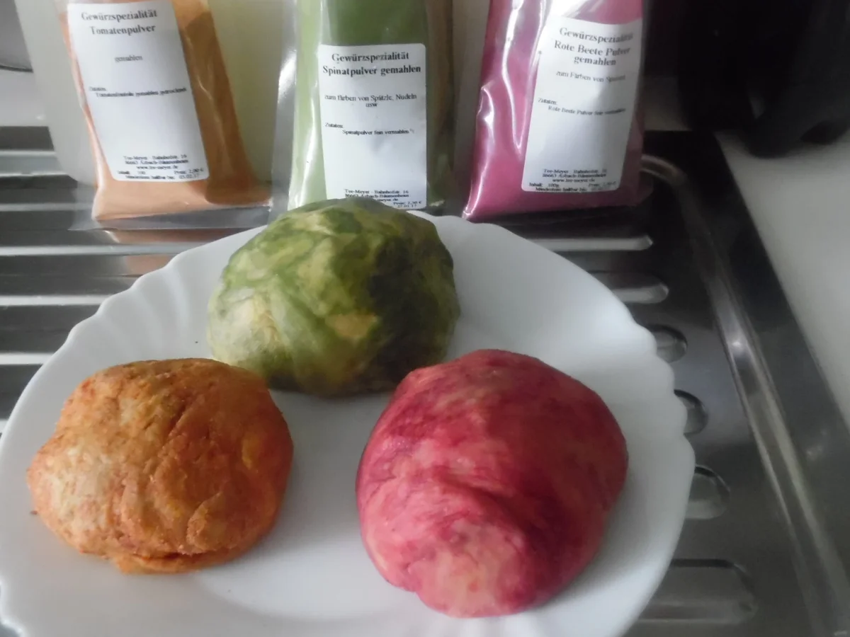 Rezept: Bunte Maultaschen mit roten, geschmelzten Zwiebeln Bild Nr. 81 Bunte Maultaschen mit roten, geschmelzten Zwiebeln - Rezept - Bild Nr. 81