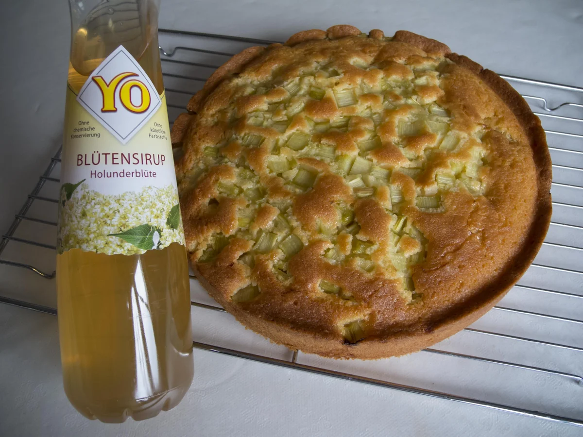 Rezept: Kuchen: Rhabarber-Kuchen mit Holunderblütensirup Bild Nr. 95 Kuchen: Rhabarber-Kuchen mit Holunderblütensirup - Rezept - Bild Nr. 95