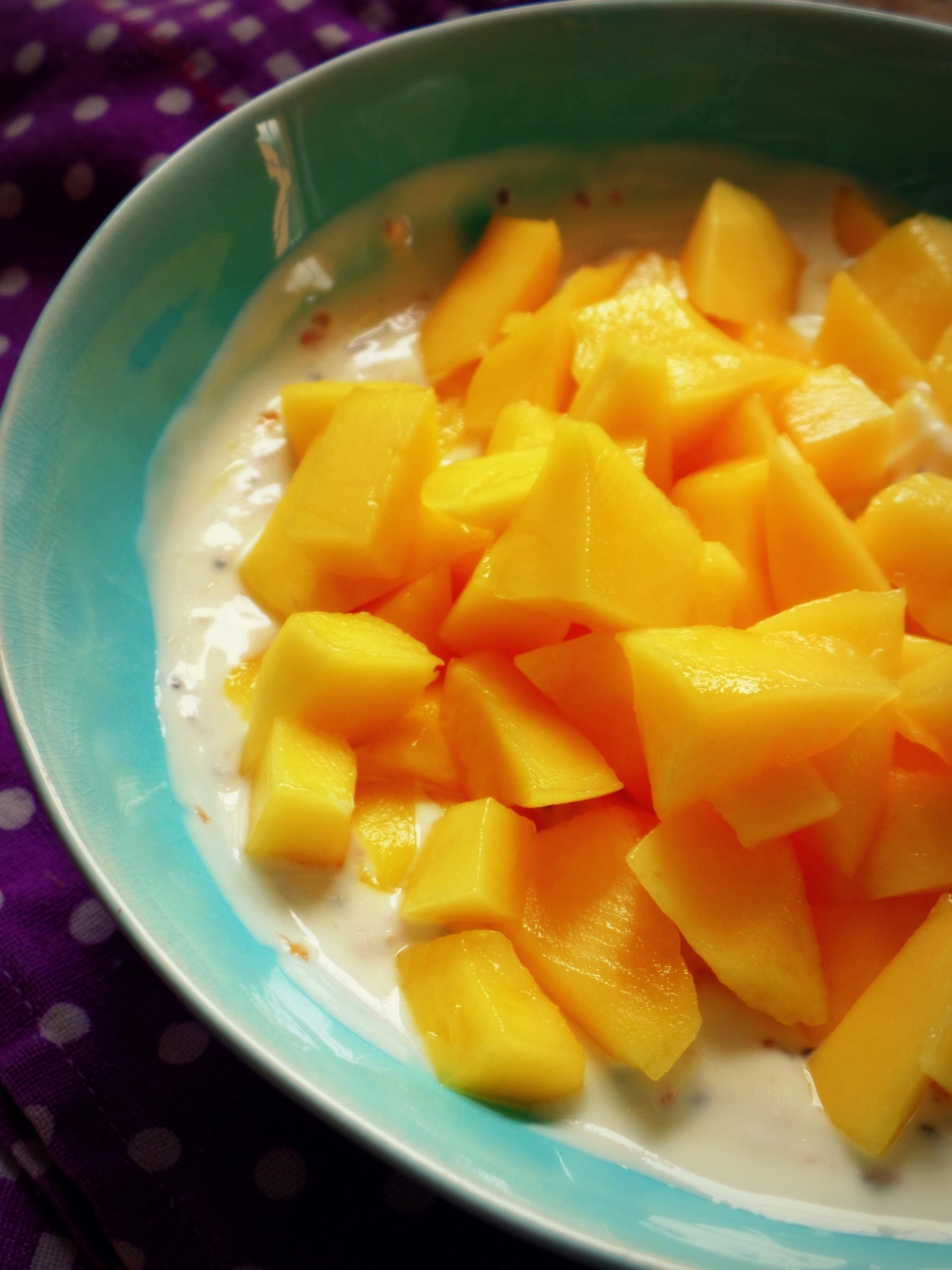 Bilder für Frühstück: Gesunder Mango-Joghurt mit Leinöl und Chia Samen - Rezept