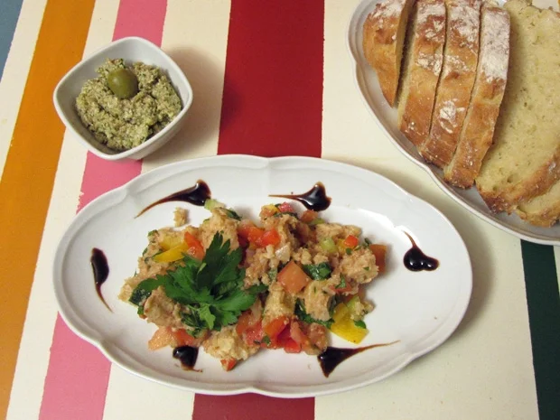 Rezept: "Panzanella" (ital. Brotsalat) mit Brot und Dip Bild Nr. 47 "Panzanella" (ital. Brotsalat) mit Brot und Dip - Rezept - Bild Nr. 47