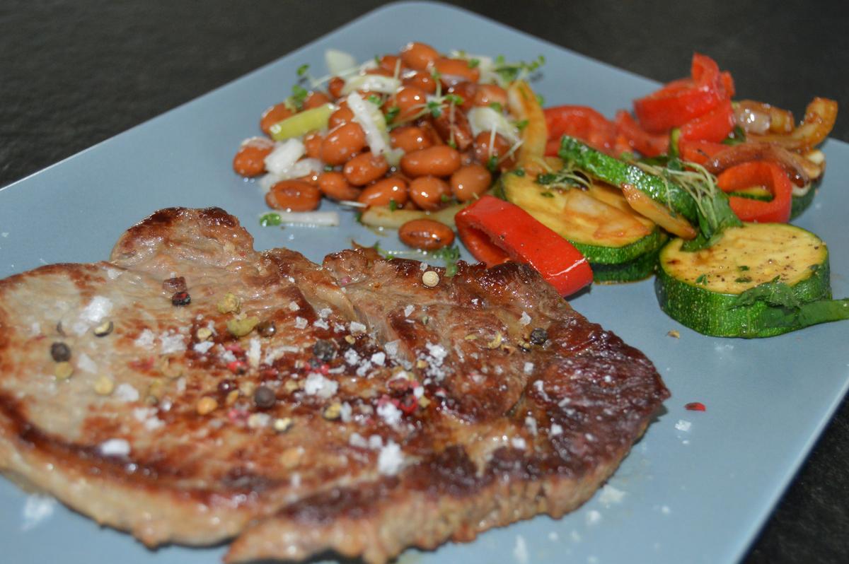 Ribeye Steak mit Bärlauchgemüse aus der Pfanne und braunen Bohnen - Rezept - Bild Nr. 64