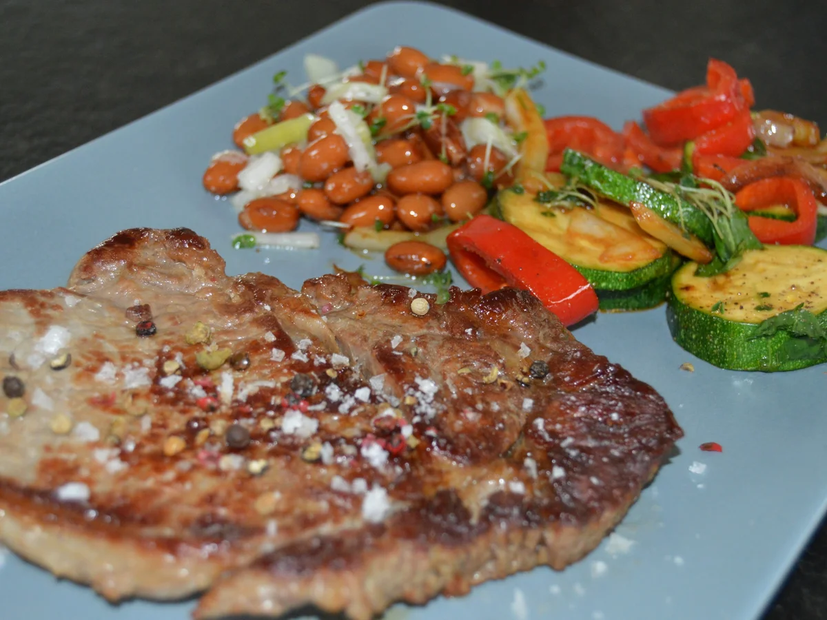 Rezept: Ribeye Steak mit Bärlauchgemüse aus der Pfanne und braunen Bohnen Bild Nr. 64 Ribeye Steak mit Bärlauchgemüse aus der Pfanne und braunen Bohnen - Rezept - Bild Nr. 64