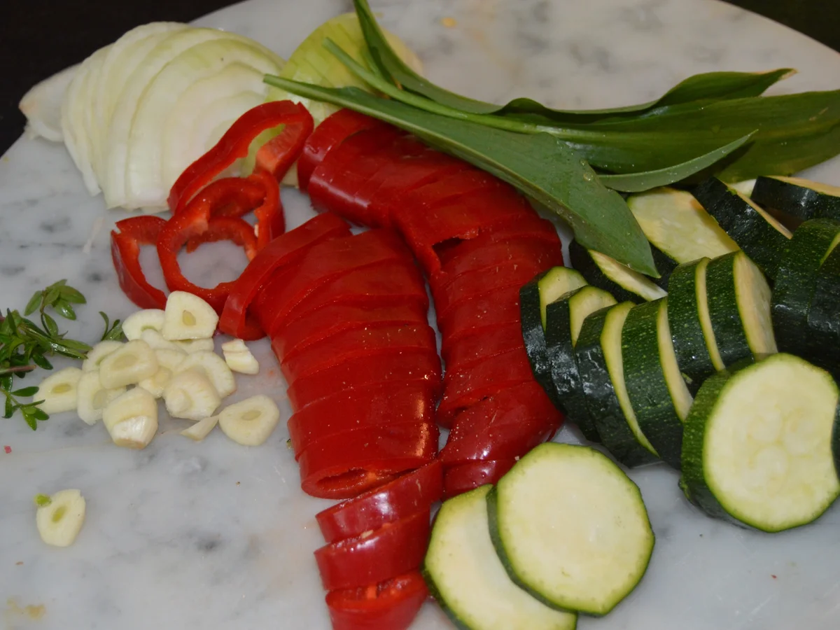 Rezept: Ribeye Steak mit Bärlauchgemüse aus der Pfanne und braunen Bohnen Bild Nr. 65 Ribeye Steak mit Bärlauchgemüse aus der Pfanne und braunen Bohnen - Rezept - Bild Nr. 65