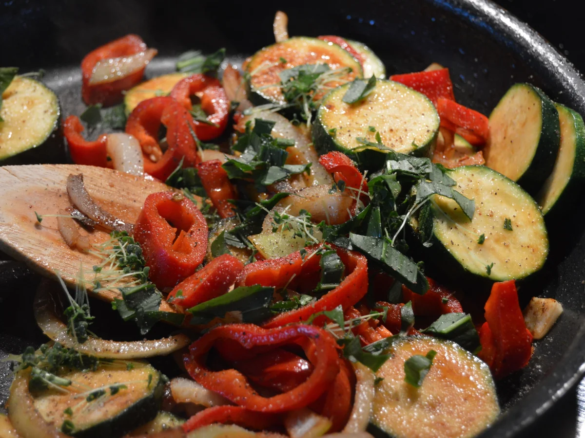 Rezept: Ribeye Steak mit Bärlauchgemüse aus der Pfanne und braunen Bohnen Bild Nr. 66 Ribeye Steak mit Bärlauchgemüse aus der Pfanne und braunen Bohnen - Rezept - Bild Nr. 66