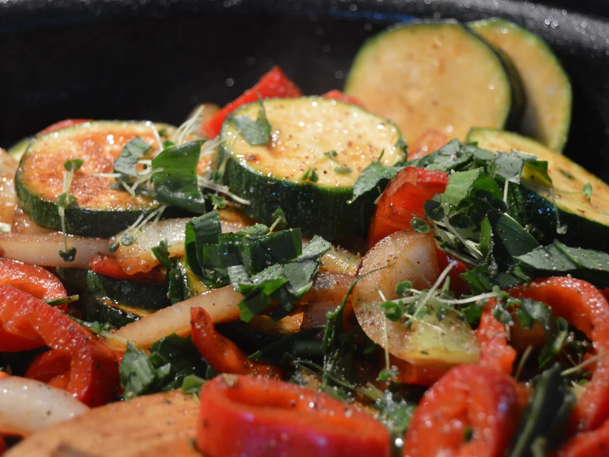 Rezept: Ribeye Steak mit Bärlauchgemüse aus der Pfanne und braunen Bohnen Bild Nr. 67 Ribeye Steak mit Bärlauchgemüse aus der Pfanne und braunen Bohnen - Rezept - Bild Nr. 67