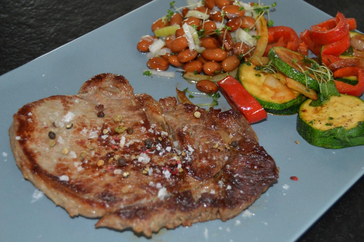 Ribeye Steak mit Bärlauchgemüse aus der Pfanne und braunen Bohnen - Rezept - Bild Nr. 68