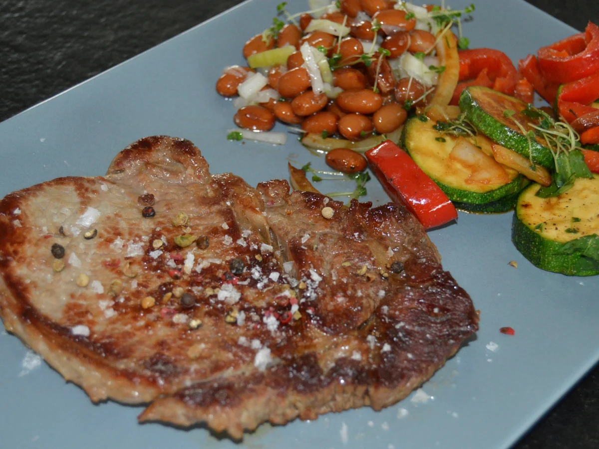 Rezept: Ribeye Steak mit Bärlauchgemüse aus der Pfanne und braunen Bohnen Bild Nr. 68 Ribeye Steak mit Bärlauchgemüse aus der Pfanne und braunen Bohnen - Rezept - Bild Nr. 68
