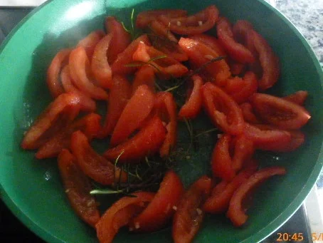 Zander mit geschmolzenen Tomaten und Buttermilchschaum - Rezept - Bild Nr. 48