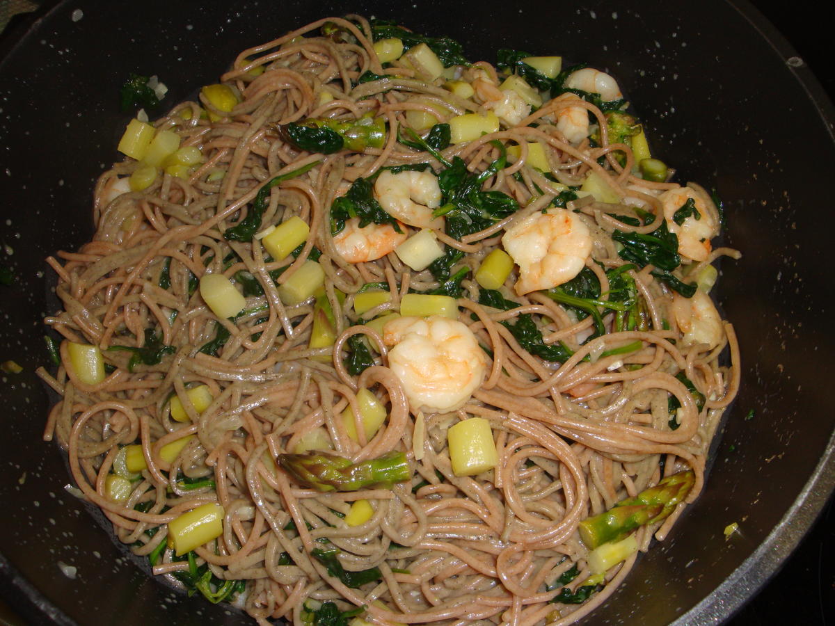 Hanf &amp; Dinkel Spaghetti mit grünem Spargel frischem Spinat und Garnelen ...