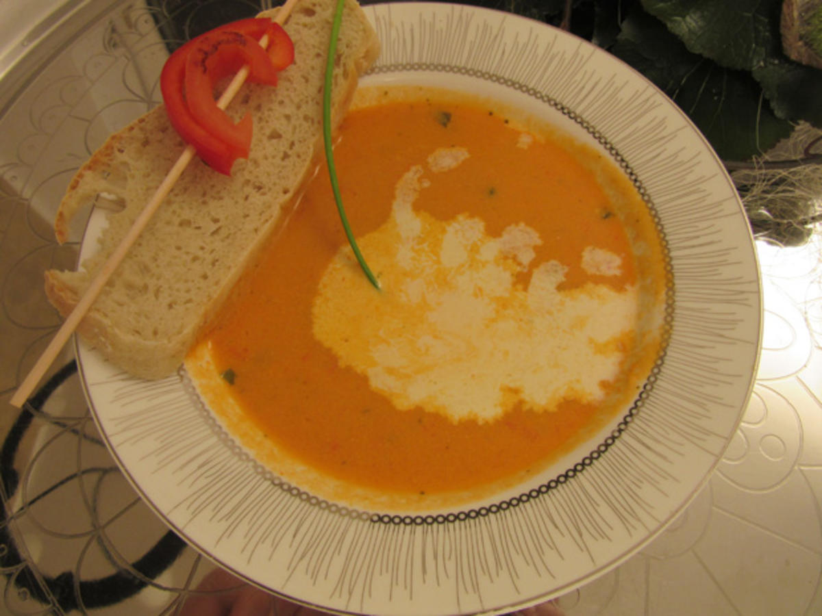 Würzige Paprika-Tomaten-Suppe - Rezept - kochbar.de