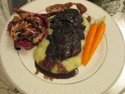 Ochsenbacken auf gedünstetem Radicchio mit Amarettini an Sellerie-Püree - Rezept - Bild Nr. 21